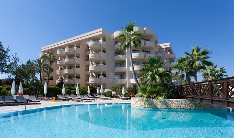 Protur Biomar Hotelanlage mit Pool