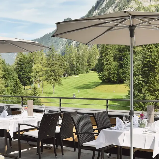 Sarotla Terrasse und Golfplatz