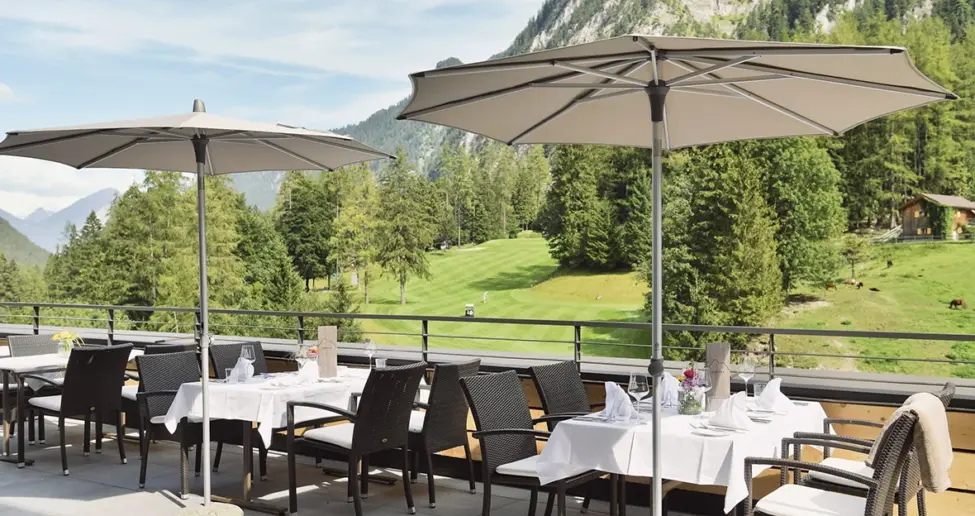 Sarotla Terrasse und Golfplatz